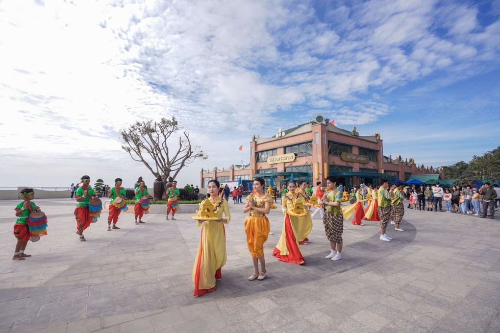 Tây Ninh: Văn hóa tâm linh thành sản phẩm du lịch đặc trưng - 4 Tây Ninh: Văn hóa tâm linh thành sản phẩm du lịch đặc trưng - 4