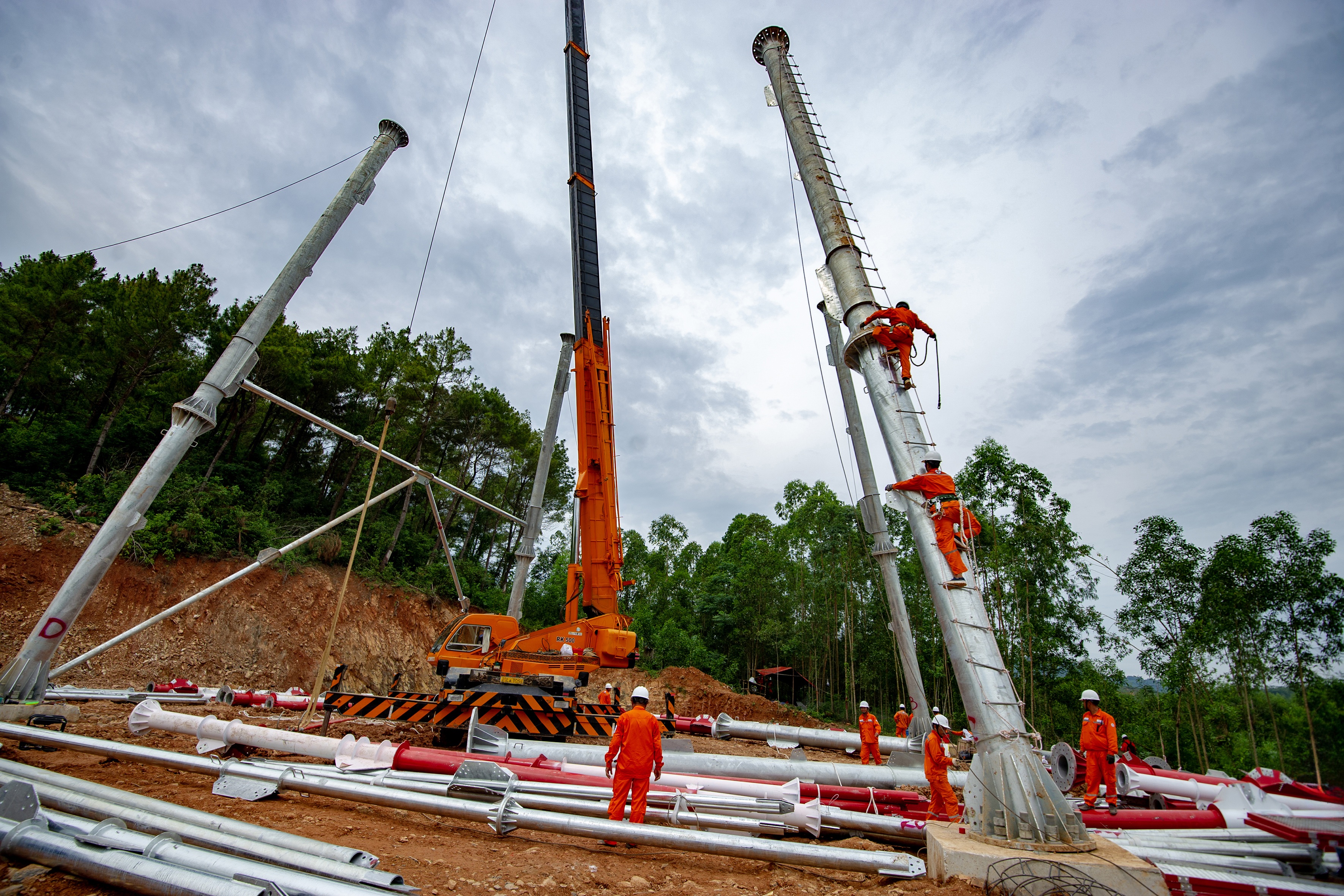 Bộ ảnh: EVNSPC tham gia, hỗ trợ thi công dự án đường dây 500kV mạch 3 Quảng Trạch - Phố Nối