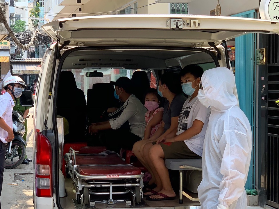 Cách ly, xử lý y tế ở hai hẻm có ca bệnh số 64, 65 dương tính virus Corona - 13