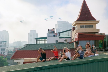 Người dân chênh vênh trên nóc nhà cao tầng để ngắm máy bay, xem diễu binh