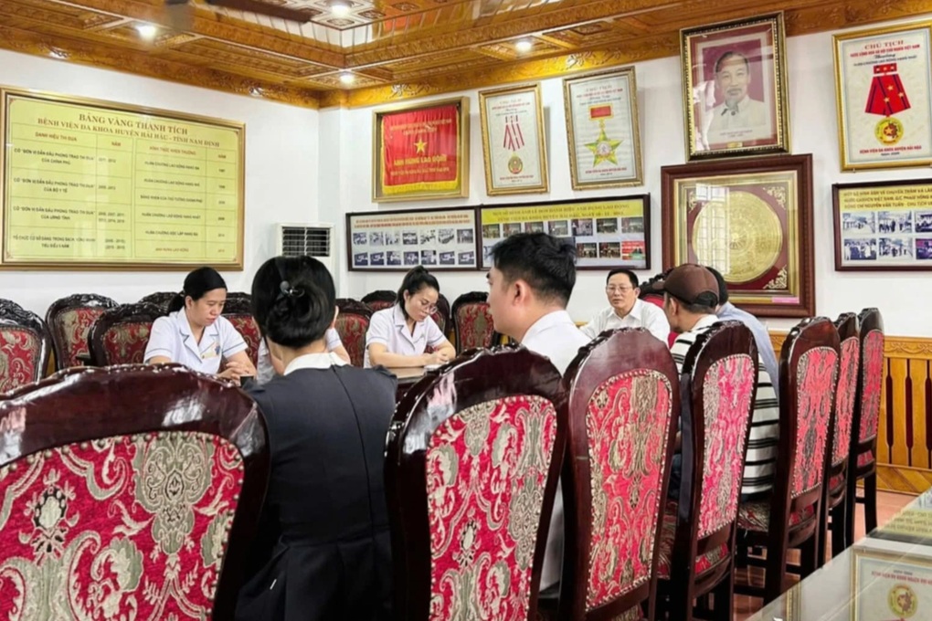 Ninh Binh៖ បុគ្គលិកពេទ្យនៅមន្ទីរពេទ្យទូទៅ Hai Hau ត្រូវបានវាយប្រហារ - ១ Ninh Bình: Nhân viên y tế Bệnh viện Đa khoa Hải Hậu bị tấn công - 1