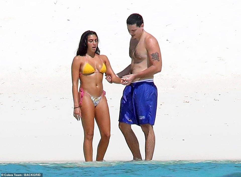 Con gái Madonna quyến rũ trên biển - 7 Con gái Madonna quyến rũ trên biển - 7