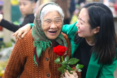 Cô giáo tặng hàng trăm bông hồng cho "người dưng" và cái kết ấm áp
