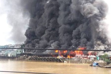 Cháy chợ dữ dội, thiêu rụi gần 100 vựa trái cây