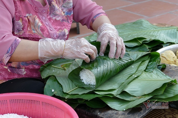Làng sản xuất bánh chưng Hà Nội tất bật ngày cuối năm - Ảnh 11.