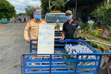 CSGT đổ xăng xe hỗ trợ đoàn người đi xe máy từ vùng dịch về quê