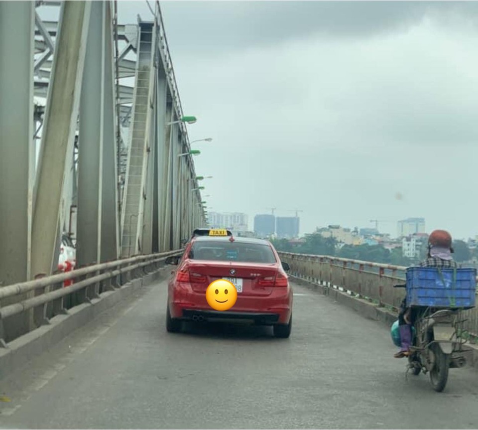 Xe sang BMW gắn mào taxi trên đường phố Hà Nội khiến dân mạng xôn xao - 1 Xe sang BMW gắn mào taxi trên đường phố Hà Nội khiến dân mạng xôn xao - 1