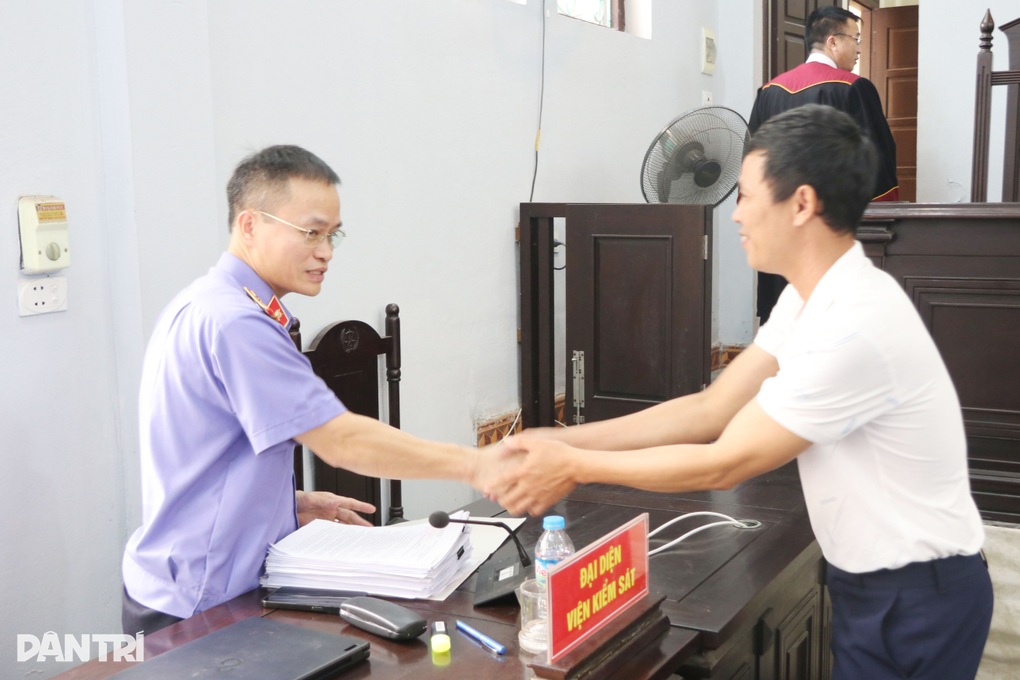 Vụ gà lôi trắng: Anh Thái Khắc Thành cảm ơn thẩm phán, viện kiểm sát - 2 Vụ gà lôi trắng: Anh Thái Khắc Thành cảm ơn thẩm phán, viện kiểm sát - 2