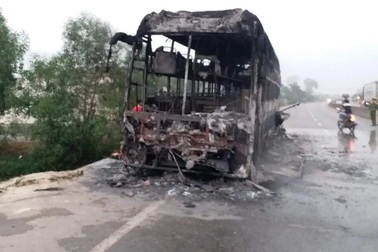 Xe giường nằm cháy trơ khung, 30 hành khách may mắn thoát nạn