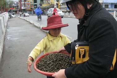 “Thân cò con” mưu sinh trong ngày Tết