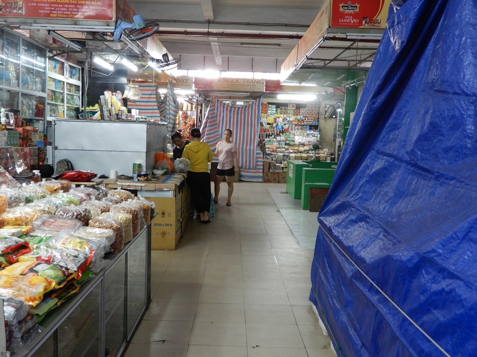 Chợ Hàn vẫn vắng bóng du khách, nhiều sạp hàng còn “cửa đóng then cài” - 5 Chợ Hàn vẫn vắng bóng du khách, nhiều sạp hàng còn “cửa đóng then cài” - 5
