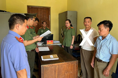 Bắt cán bộ công ty nông nghiệp tự ý thu tiền của dân