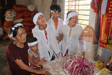 Quỹ Nhân ái hỗ trợ 5 triệu đồng đến gia đình trưởng thôn tử nạn khi giúp dân