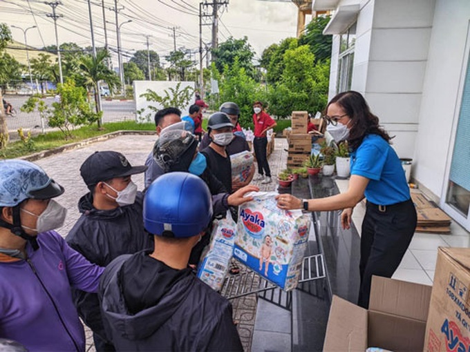 Công nhân nhận quà tại “Gian hàng phúc lợi lưu động” do Công đoàn các KCX-KCN TP HCM tổ chức.

