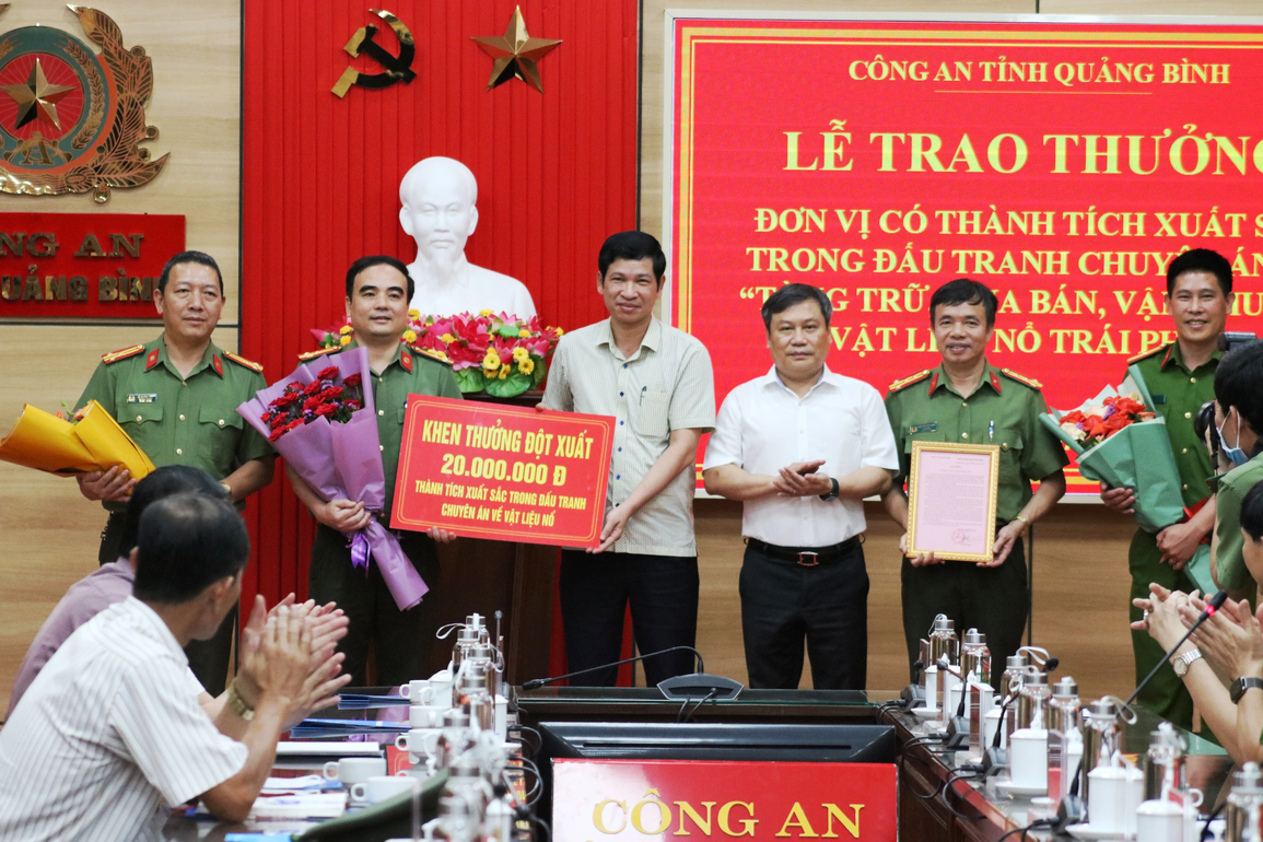 Thưởng nóng ban chuyên án triệt phá vụ vận chuyển gần một tấn thuốc nổ - 1 Thưởng nóng ban chuyên án triệt phá vụ vận chuyển gần một tấn thuốc nổ - 1
