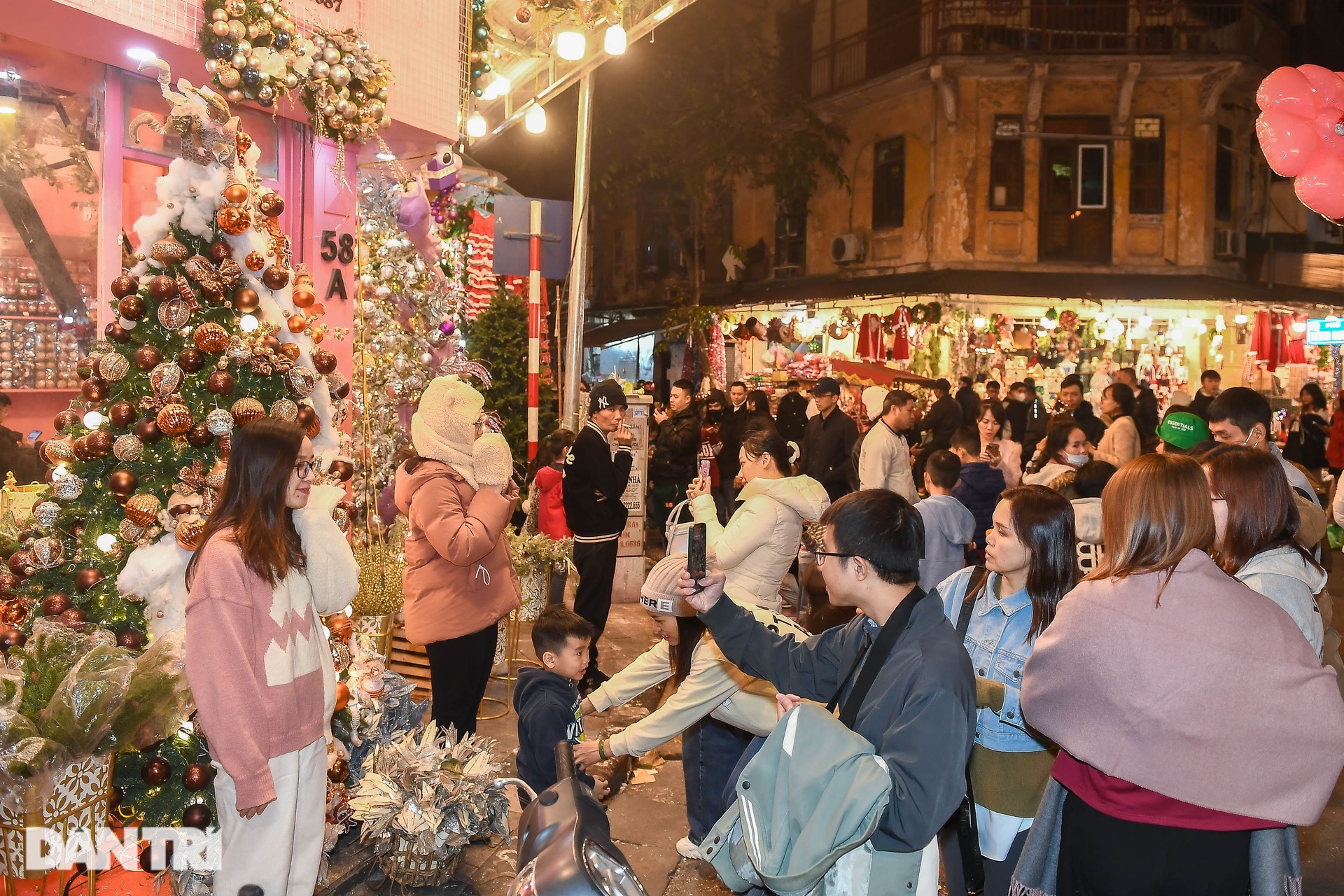 Hà Nội: Người dân chen nhau chụp ảnh, phố Hàng Mã ùn tắc kéo dài - 10 Hà Nội: Người dân chen nhau chụp ảnh, phố Hàng Mã ùn tắc kéo dài - 10