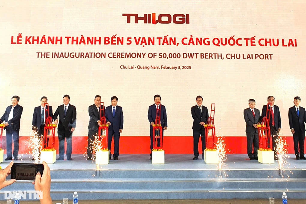Khánh thành cầu cảng ở Quảng Nam có thể đón tàu 5 vạn tấn - 1 Khánh thành cầu cảng ở Quảng Nam có thể đón tàu 5 vạn tấn - 1