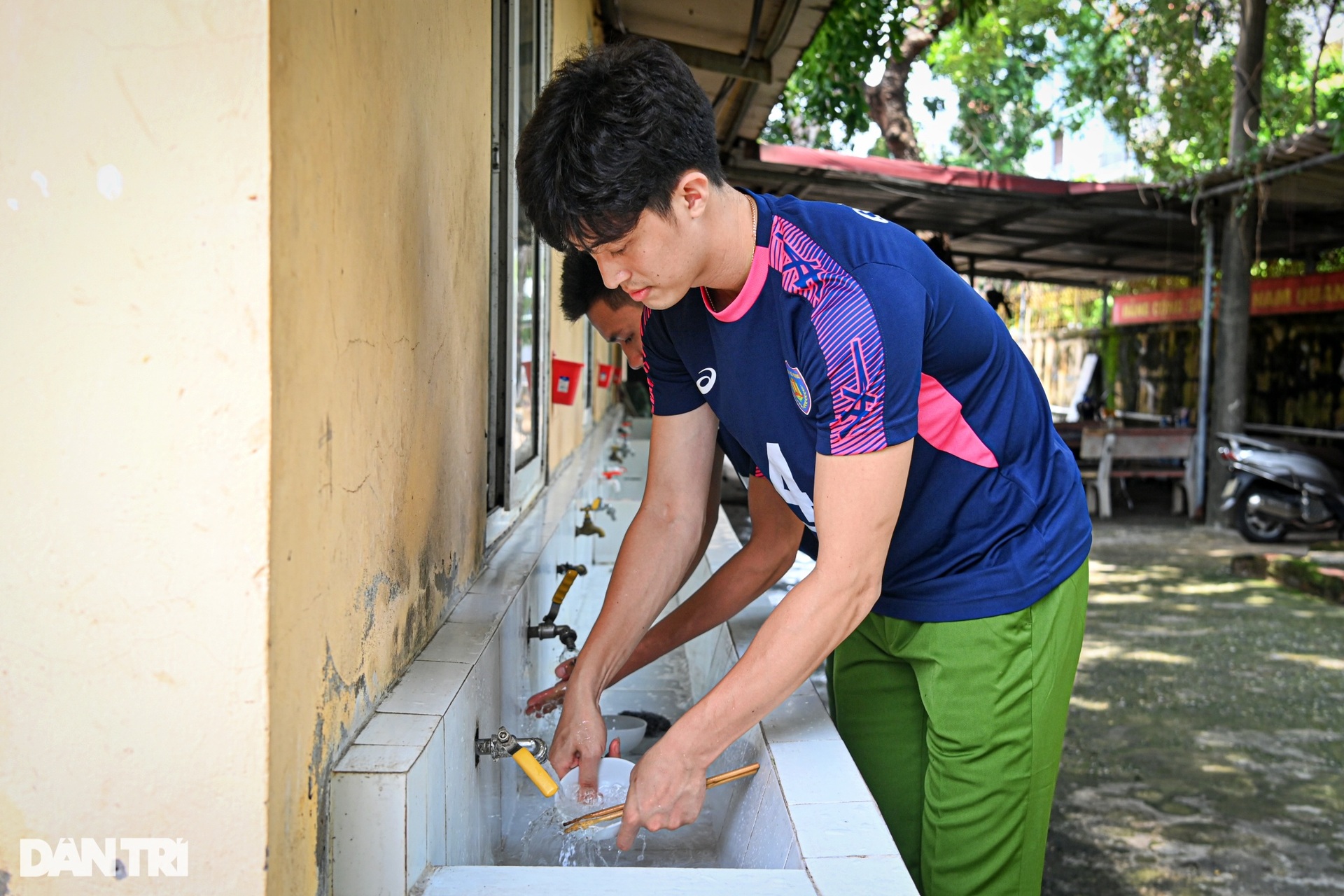 Nam thần đội tuyển bóng chuyền quốc gia trong màu áo Cảnh sát cơ động - 17 Nam thần đội tuyển bóng chuyền quốc gia trong màu áo Cảnh sát cơ động - 17