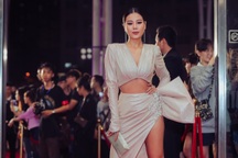 Nam Thư gợi cảm, khoe dáng nóng bỏng trên thảm đỏ