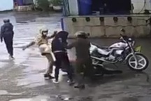 Hai thanh niên nghi bị cảnh sát đánh túi bụi