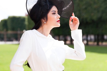 Lý Nhã Kỳ đẹp kiêu kỳ với nón đội kiểu công nương