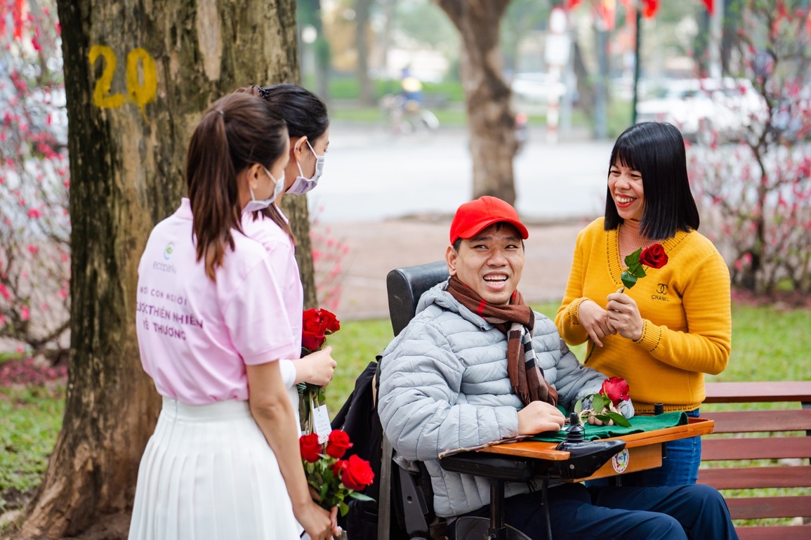 Valentine 2022: Ấn tượng màn tỏ tình với 99.999 bông hồng ở Hà Nội - 8 Valentine 2022: Ấn tượng màn tỏ tình với 99.999 bông hồng ở Hà Nội - 8