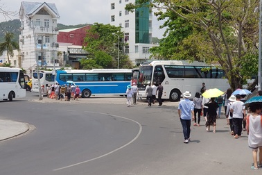 Du khách Trung Quốc nhộn nhịp ở danh thắng Hòn Chồng Nha Trang