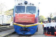 Hơn 200 tấn nông sản đầu tiên khởi hành từ ga Sóng Thần đi Trung Quốc