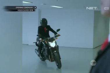 Tổng thống Indonesia "gây sốt" khi lái xe phân khối lớn tới khai mạc ASIAD