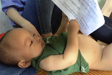 Thương cháu bé 10 tháng tuổi bụng to như cái trống