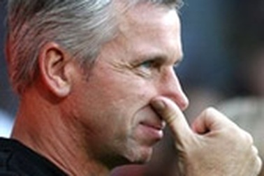 Alan Pardew chính thức xin lỗi Wenger