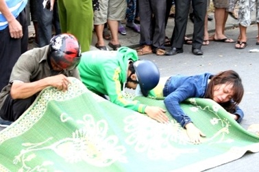 Vợ ôm thi thể chồng khóc ngất sau tai nạn