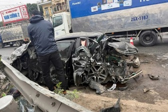 Ô tô con bị xe tải tông nát trên Quốc lộ 5