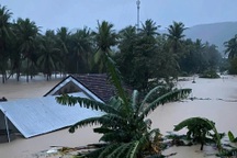 Diễn biến trận "đại hồng thủy" ở miền Trung, nhiều nơi chìm trong biển nước