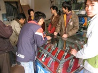 Đi chợ “điện thoại dựng” biên giới