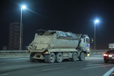 Công an mật phục, bắt 4 xe tải "rải" đất trên cầu Nhật Tân