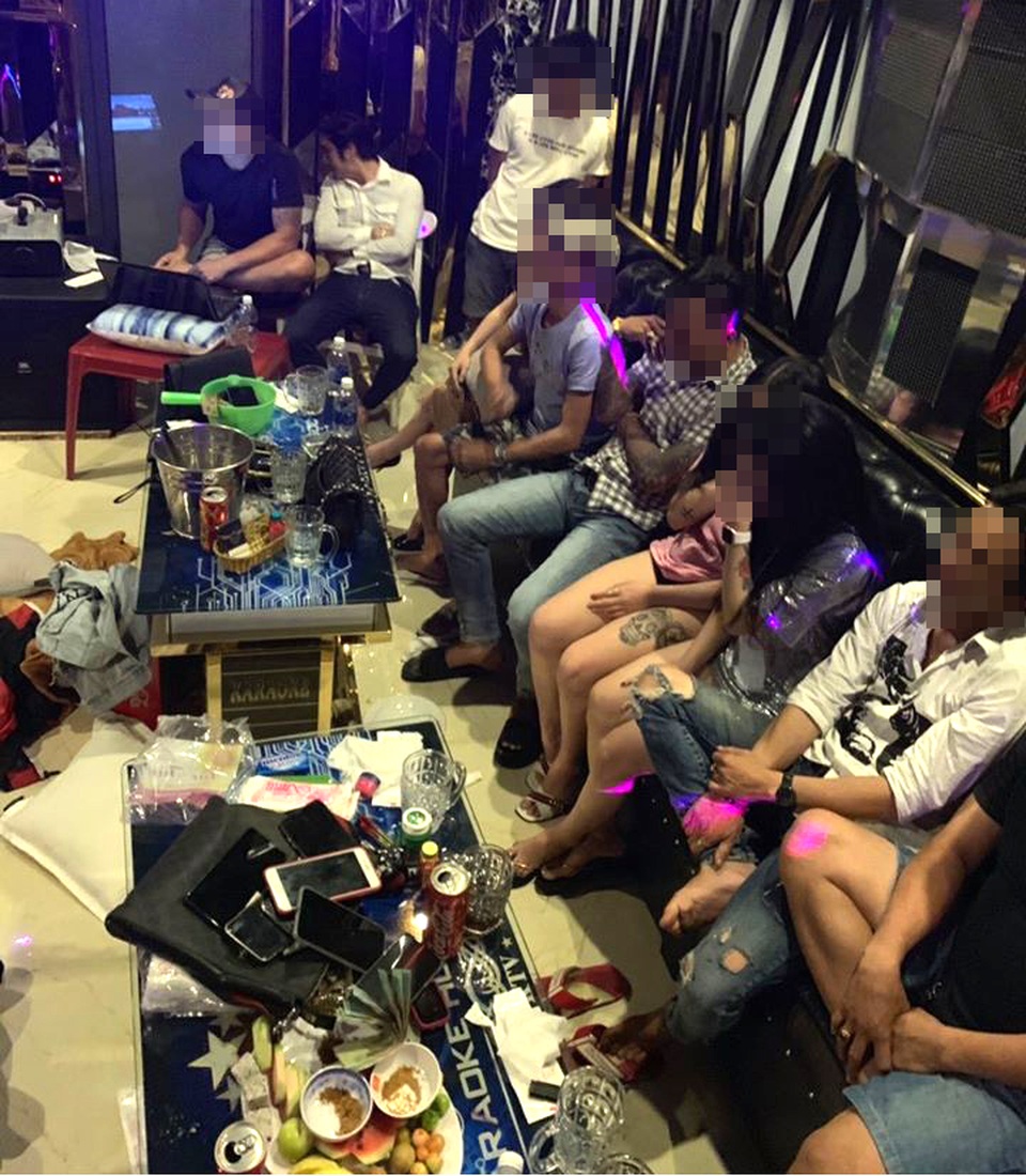 Hàng chục thanh niên “mở tiệc” ma tuý trong quán karaoke - 1 Hàng chục thanh niên “mở tiệc” ma tuý trong quán karaoke - 1
