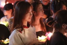 Hàng nghìn người dân ở TPHCM thả hoa đăng mừng Phật đản