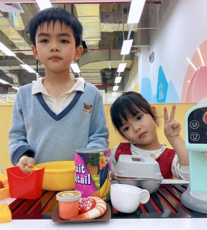 Bé Đức Anh, 6 tuổi và em gái được mẹ dạy quản lý tiền từ sớm. Ảnh: Gia đình cung cấp