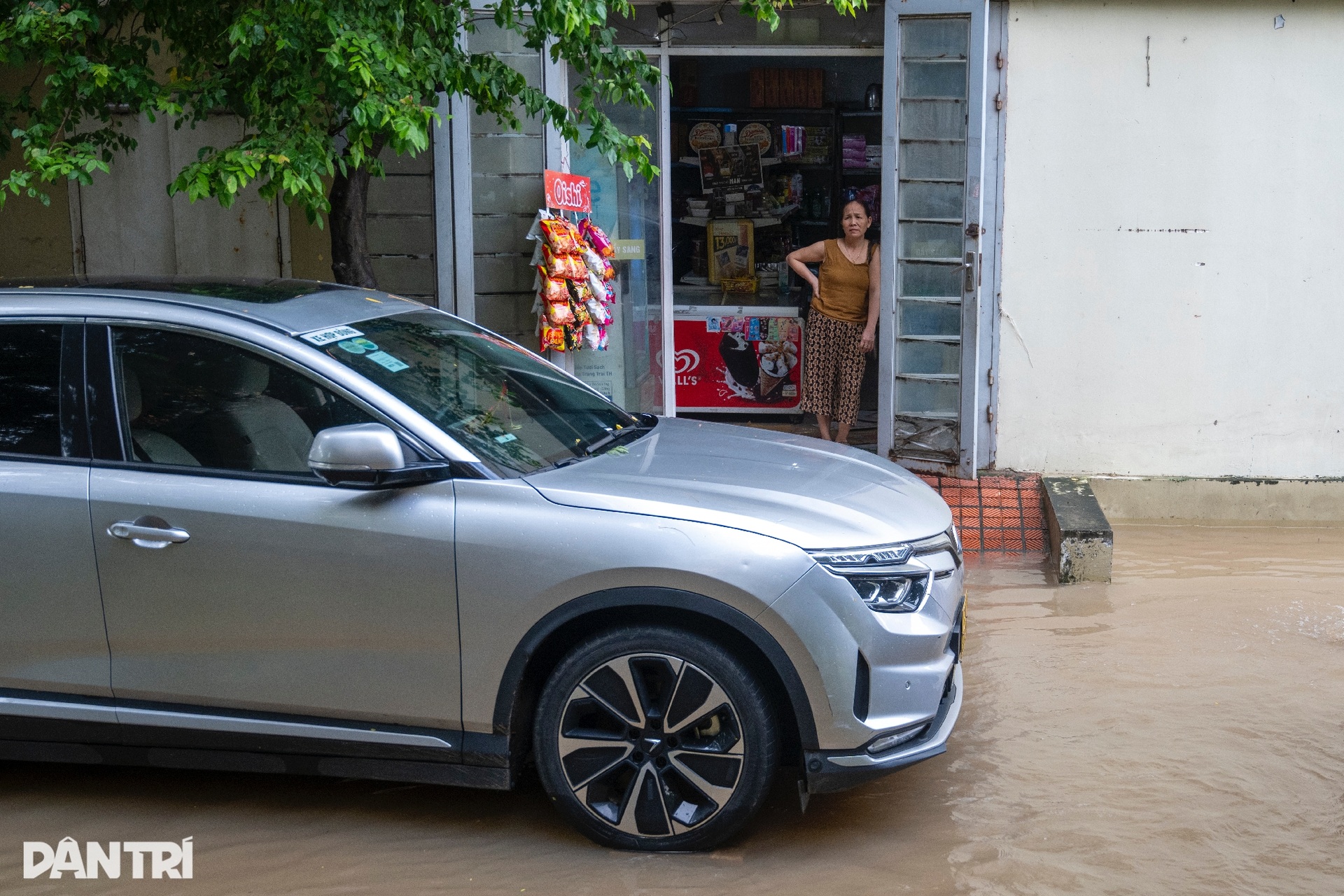 Xe tải hoá phà cứu hộ giúp dân qua điểm ngập sâu ở Hà Nội - 15 Xe tải hoá phà cứu hộ giúp dân qua điểm ngập sâu ở Hà Nội - 15
