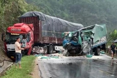 Hai ô tô đấu đầu trên quốc lộ 2, một người tử vong