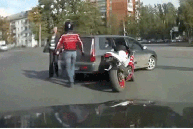 Dùng nắm đấm giải quyết va chạm giao thông