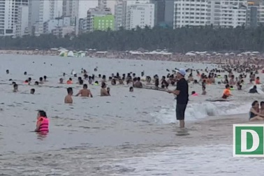 Bãi biển Nha Trang đông nghịt khách ngày cuối cùng dịp lễ 2/9