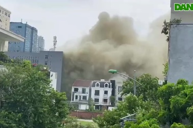 Cháy khu bếp khách sạn, khói bao trùm cả một vùng