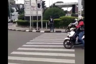 Không chỉ ô tô, xe máy đỗ ẩu cũng bị "xử"