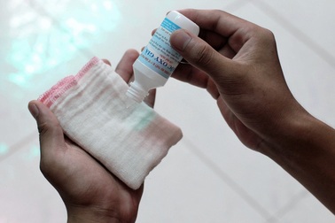 Cồn, ôxy già: Mua dễ, dùng không dễ