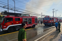 Cháy nhà xưởng ở TPHCM, cảnh sát phong tỏa đường dập lửa