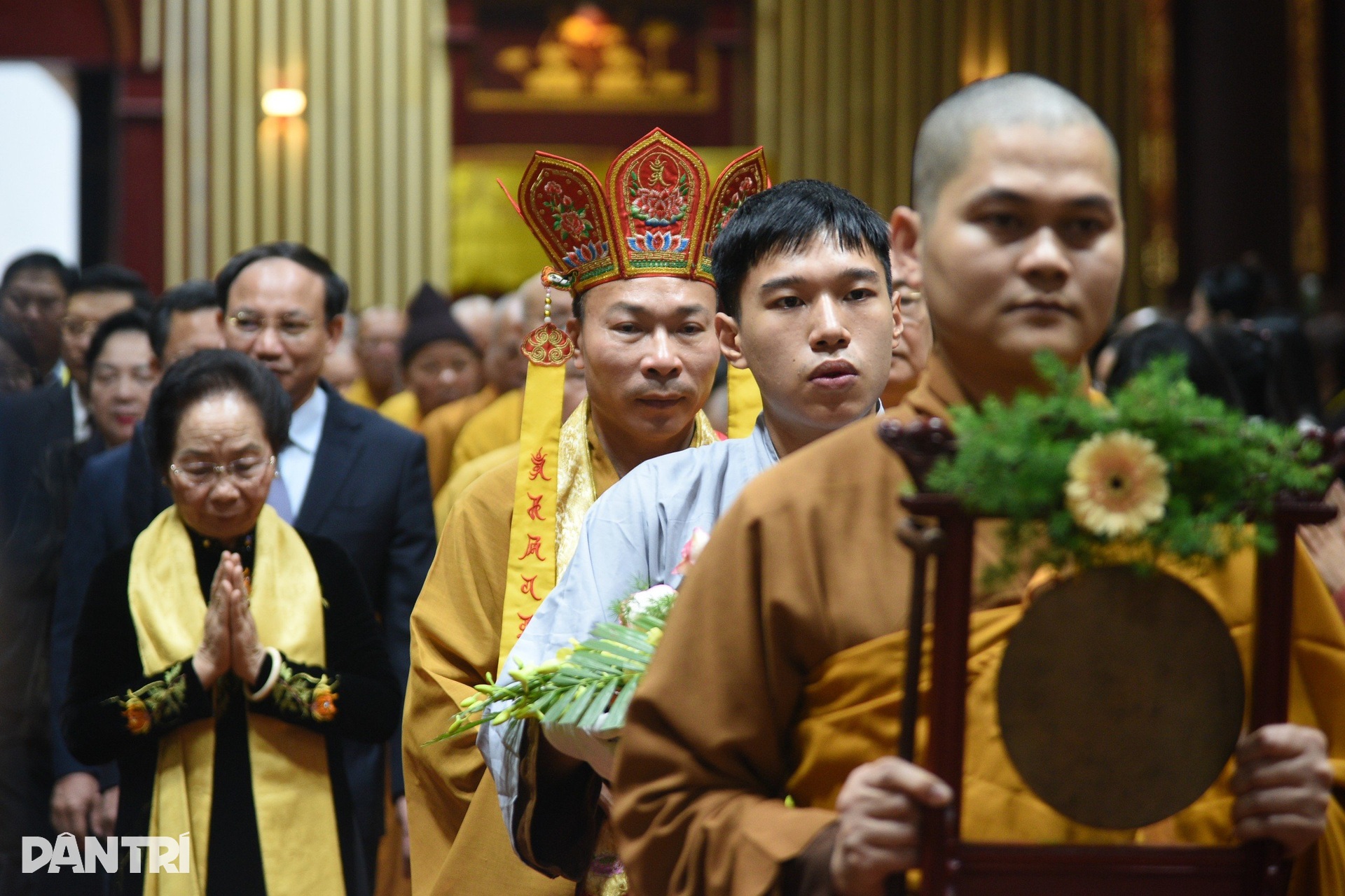 Người dân đội mưa gió chống gậy, vịn lan can lên chùa Đồng Yên Tử - 3 Người dân đội mưa gió chống gậy, vịn lan can lên chùa Đồng Yên Tử - 3