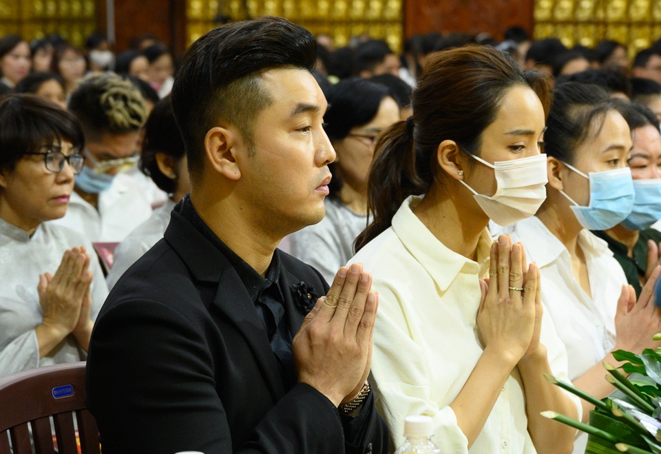 Con gái Vân Quang Long khóc khi hát Ba kể con nghe trong Lễ cầu siêu - 11 Con gái Vân Quang Long khóc khi hát Ba kể con nghe trong Lễ cầu siêu - 11