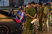 Thanh niên đi xe sang tông xe biển xanh